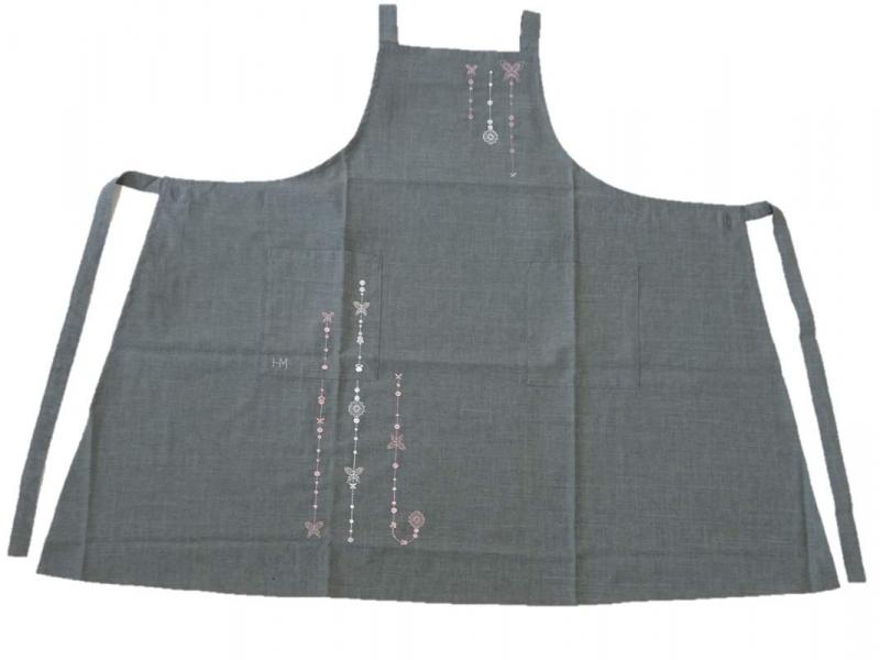 [森英恵] ブランド エプロン HANAE MORI ハナエモリ 洗濯してもしわになりにくい ポリエステル のチョウの刺繍の エプロン 67209 (グレー